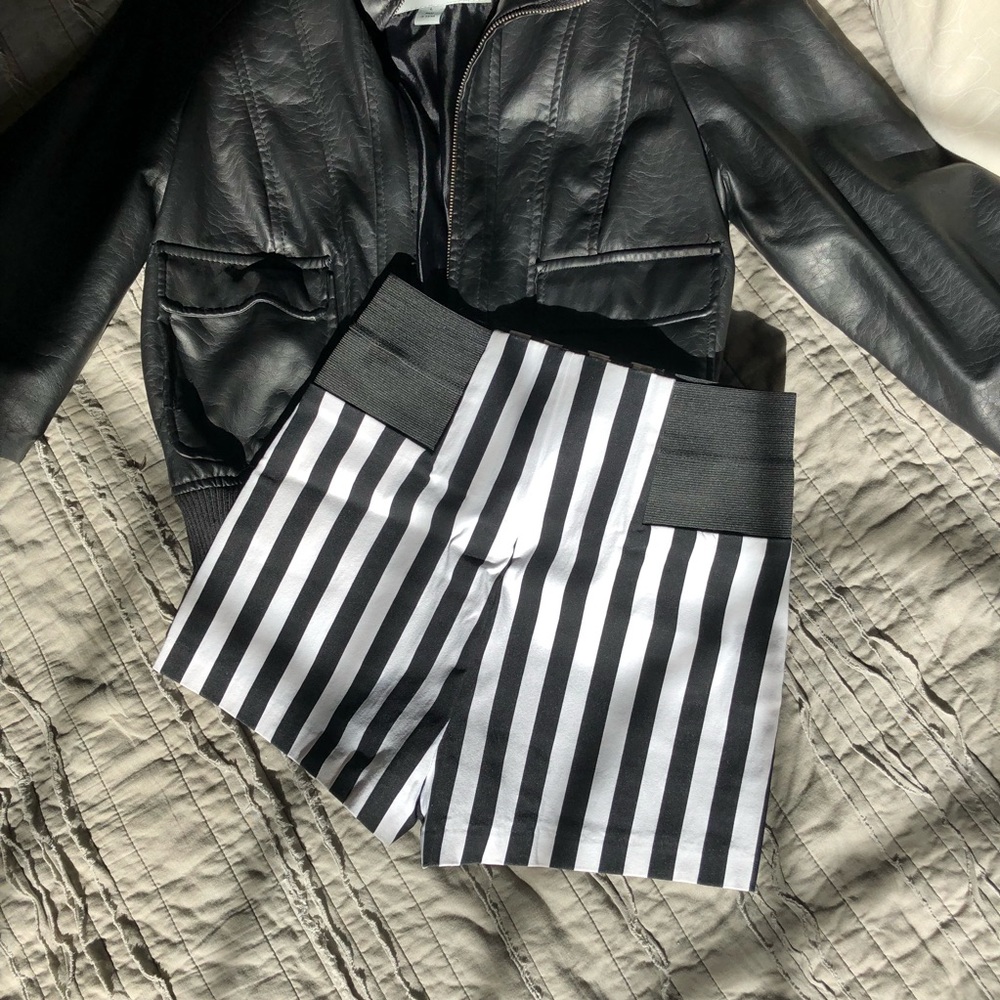 Highwaisted, black and white striped shorts